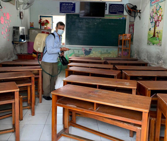 Sáng 1-2, Trường tiểu học Nguyễn Thị Minh Khai, quận Gò Vấp, TP.HCM cho phun thuốc khử khuẩn để chuẩn bị đón học sinh trở lại trường ngày 3-2 - Ảnh: C.Minh Sáng 1-2, Trường tiểu học Nguyễn Thị Minh Khai, quận Gò Vấp, TP.HCM cho phun thuốc khử khuẩn để chuẩn bị đón học sinh trở lại trường ngày 3-2 - Ảnh: C.Minh