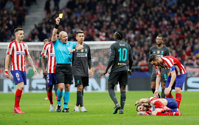 Sadio Mane (số 10) nổi nóng nhận thẻ vàng. Anh là trung tâm chính của những tiếng sáo từ khán đài - Ảnh: Reuters