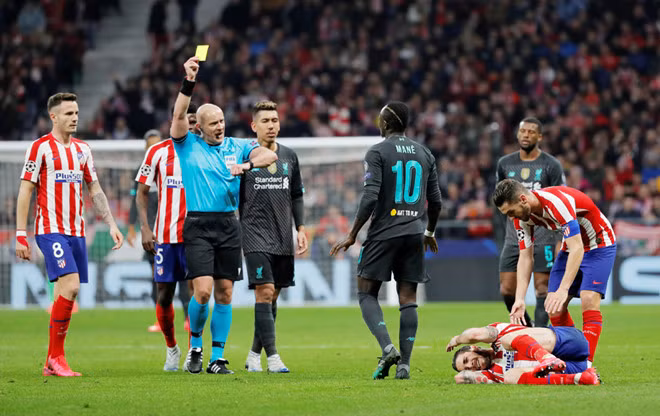 Sadio Mane (số 10) nổi nóng nhận thẻ vàng. Anh là trung tâm chính của những tiếng sáo từ khán đài - Ảnh: Reuters