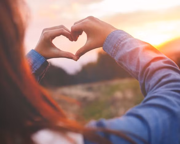 Nhiều người phát hoảng khi cha mẹ kiểm soát quan hệ yêu đương của con cái - Ảnh minh họa: Getty