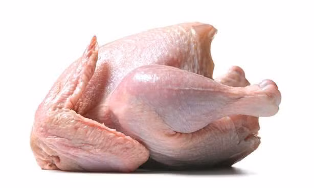 Thịt gà: Do có tính nhạt và dễ tiêu hóa nên thịt gà là một nguồn protein phù hợp với những người bị tiêu chảy. Người bị tiêu chảy nên ăn thịt gà quay, luộc hoặc hầm để tránh dùng bơ và dầu mỡ.