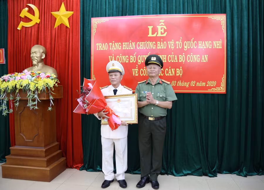  Đại tá Vũ Văn Lâu - Ủy viên BTV Tỉnh ủy, Bí thư Đảng ủy, Giám đốc Công an tỉnh trao Huân chương Bảo vệ Tổ quốc hạng nhì cho Đại tá Phan Lang - Nguyên Phó Bí thư Đảng ủy, nguyên Phó Giám đốc Công an tỉnh. Ảnh: Lê Ánh