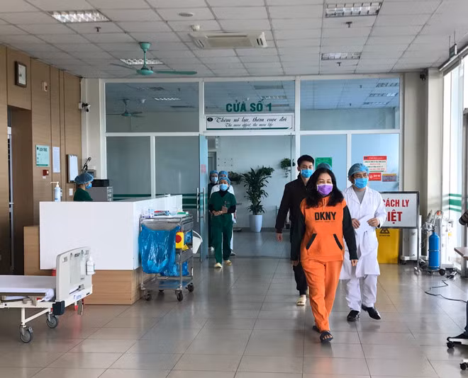 TS-BS Nguyễn Trung Cấp tiễn 2 bệnh nhân ra viện sáng 18.2 - Ảnh: Liên Châu