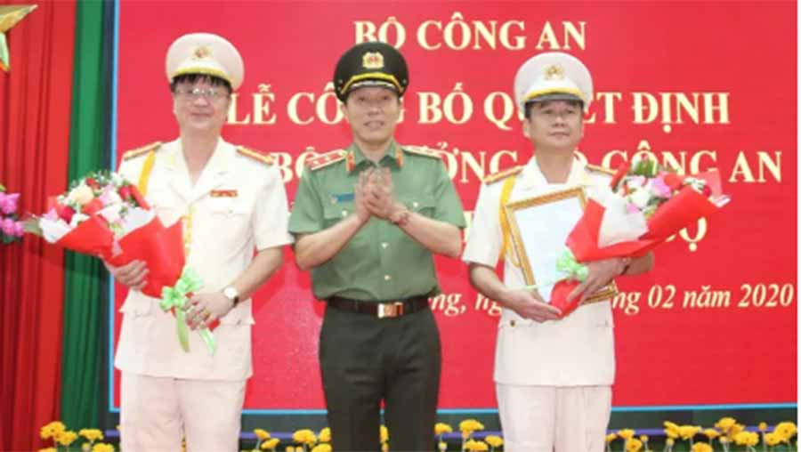  Đại tá Nguyễn Minh Ngọc (phải) và đại tá Lê Minh Quang (trái) nhận hoa chúc mừng từ Thứ trưởng Bộ Công an.