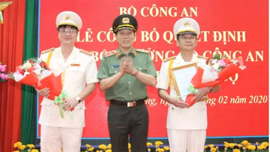  Đại tá Nguyễn Minh Ngọc (phải) và đại tá Lê Minh Quang (trái) nhận hoa chúc mừng từ Thứ trưởng Bộ Công an.