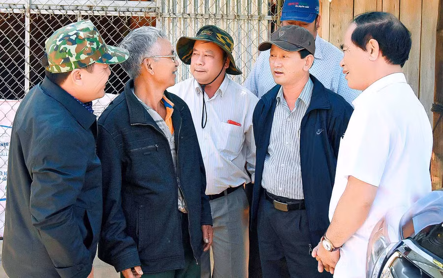 í thư Tỉnh ủy Dương Văn Trang thăm, tặng quà gia đình ông Huych (làng Kon sơlok, xã Hà Đông) là gia đình có công cách mạng. Ảnh: Đức Thụy