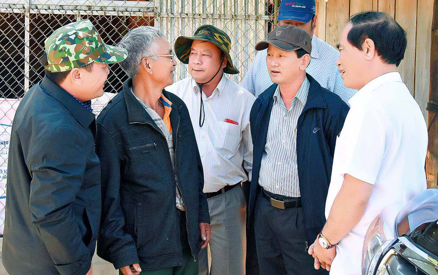 í thư Tỉnh ủy Dương Văn Trang thăm, tặng quà gia đình ông Huych (làng Kon sơlok, xã Hà Đông) là gia đình có công cách mạng. Ảnh: Đức Thụy