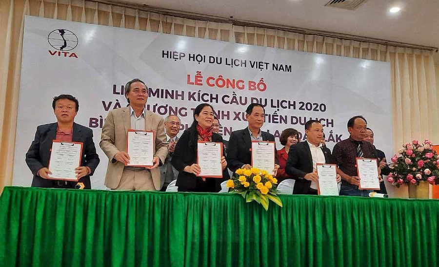 Hiệp hội du lịch các tỉnh cam kết phối hợp với Hiệp hội Du lịch Việt Nam đưa du lịch Việt Nam vượt qua khó khăn. Ảnh: Hoàng Ngọc