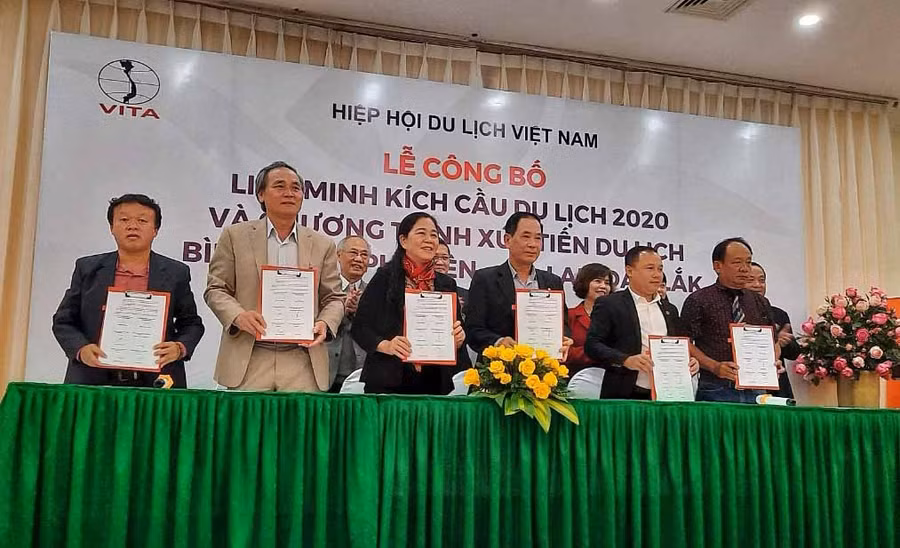 Hiệp hội du lịch các tỉnh cam kết phối hợp với Hiệp hội Du lịch Việt Nam đưa du lịch Việt Nam vượt qua khó khăn. Ảnh: Hoàng Ngọc