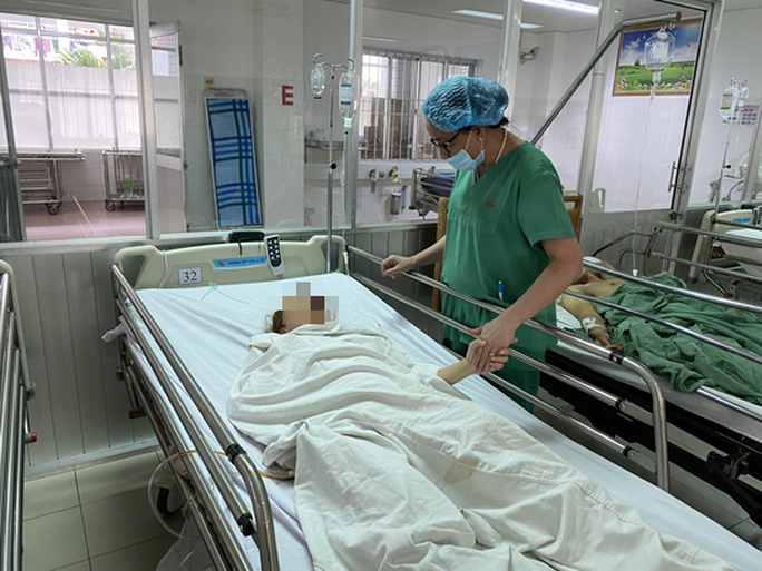 Bệnh nhân T sau phẫu thuật, sức khỏe đã ổn định đang được các bác sĩ chăm sóc Bệnh nhân T sau phẫu thuật, sức khỏe đã ổn định đang được các bác sĩ chăm sóc