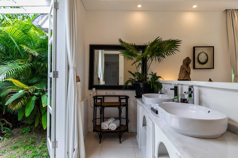 Đồ trang trí và cây cối cũng được gia chủ chú trọng trong phòng tắm.