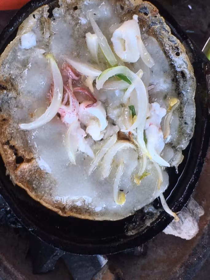 Bánh xèo mực Quy Nhơn được đúc bởi những con mực tươi rói, vừa đánh bắt Bánh xèo mực Quy Nhơn được đúc bởi những con mực tươi rói, vừa đánh bắt