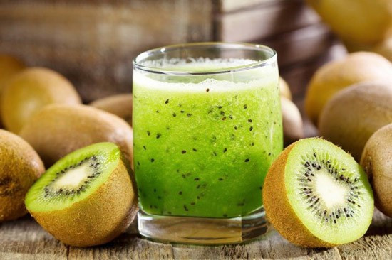Trong kiwi có chứa nhiều vitamin A, E và C giúp hệ thống miễn dịch của cơ thể luôn khỏe mạnh. Dùng ly nước ép kiwi còn cung cấp chất xơ và kali tốt cho hệ tiêu hóa, giúp ngăn ngừa bệnh tim mạch. Ảnh minh họa: Internet Trong kiwi có chứa nhiều vitamin A, E và C giúp hệ thống miễn dịch của cơ thể luôn khỏe mạnh. Dùng ly nước ép kiwi còn cung cấp chất xơ và kali tốt cho hệ tiêu hóa, giúp ngăn ngừa bệnh tim mạch. Ảnh minh họa: Internet