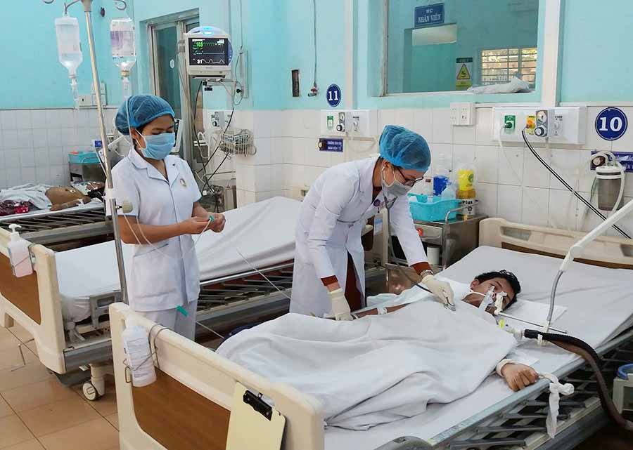  Y-bác sĩ Khoa Hồi sức tích cực chống độc thăm khám cho 1 bệnh nhân. Ảnh: N.Y