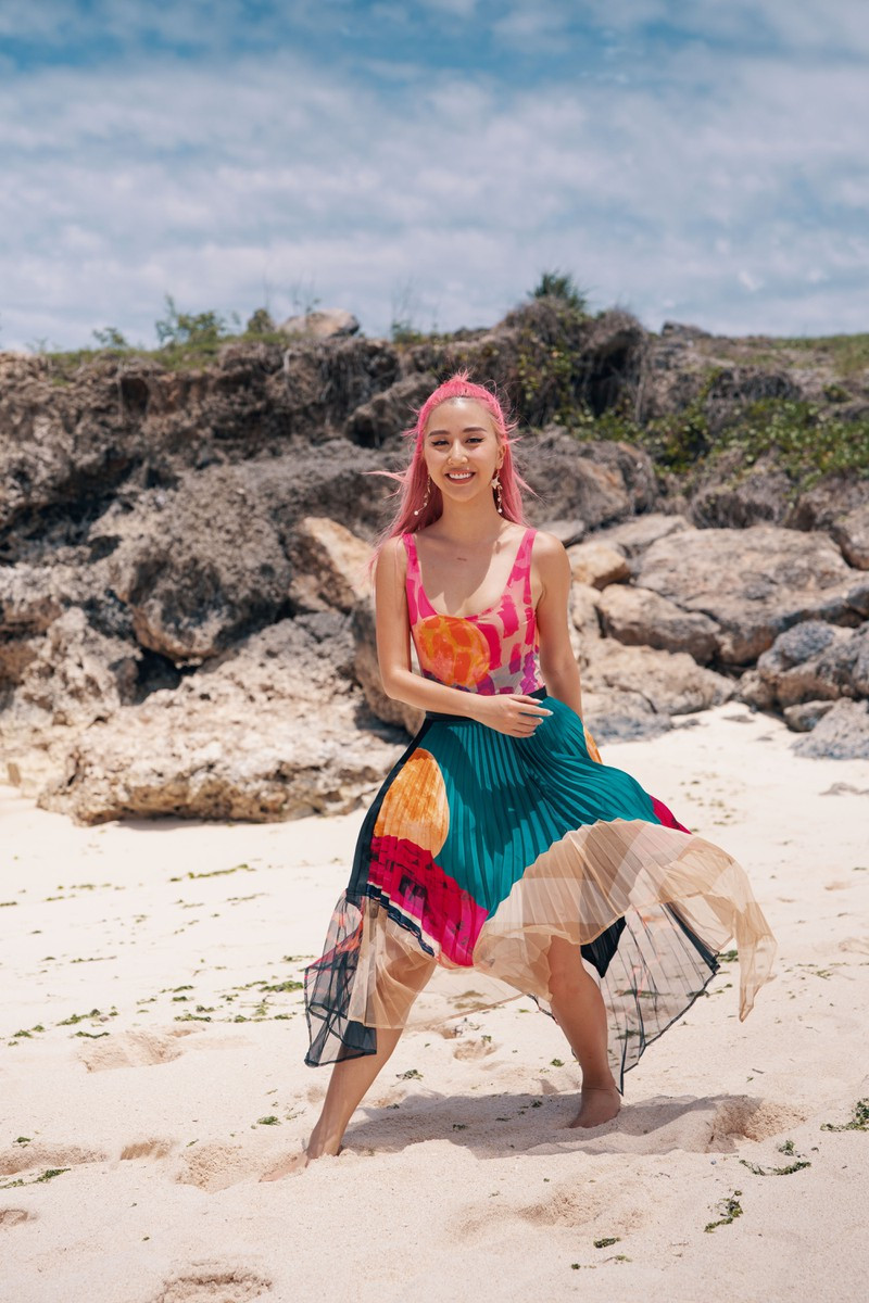 Cũng chính tinh thần phóng khoáng và năng lượng tươi sáng đó đã đưa Quỳnh Anh Shyn trở thành gương mặt đại diện tại Việt Nam cho bộ sưu tâp H&M Studio xuân hè 2020. Cũng chính tinh thần phóng khoáng và năng lượng tươi sáng đó đã đưa Quỳnh Anh Shyn trở thành gương mặt đại diện tại Việt Nam cho bộ sưu tâp H&M Studio xuân hè 2020.