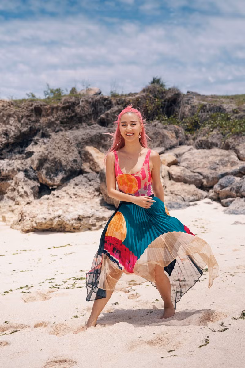 Cũng chính tinh thần phóng khoáng và năng lượng tươi sáng đó đã đưa Quỳnh Anh Shyn trở thành gương mặt đại diện tại Việt Nam cho bộ sưu tâp H&M Studio xuân hè 2020.