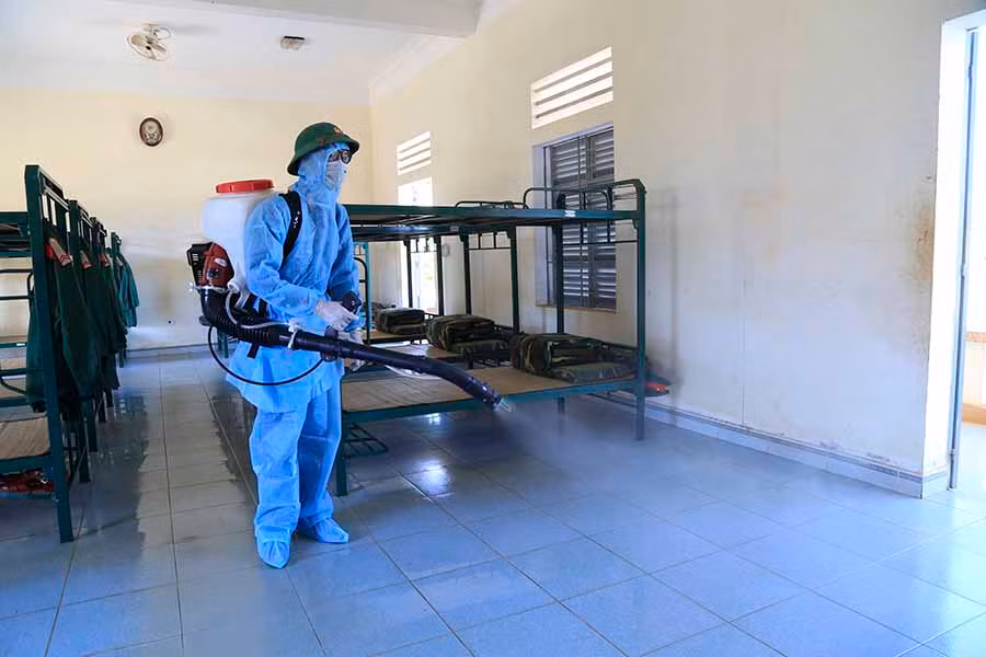  Lực lượng quân y Lữ đoàn Phòng không 234 phun thuốc phòng dịch. Ảnh: V.H