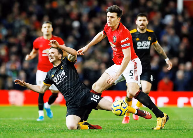 Manchester United (áo đỏ) đang có phong độ bất ổn - Reuters