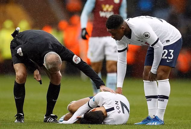 Son Heung-min gặp chấn thương ở trận đấu với Aston Villa, nhưng nén đau thi đấu như bình thường - Reuters