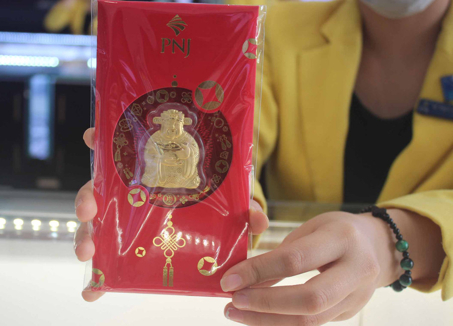 Phong bì lì xì hình con chuột mạ vàng với giá chỉ 450 ngàn đồng/cái rất hút khách. Ảnh: Vũ Thảo