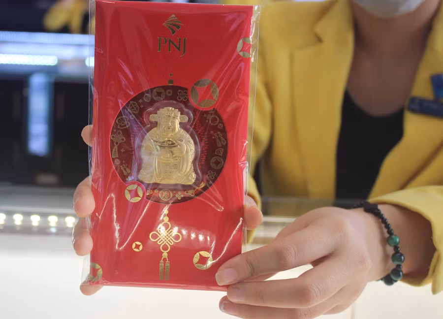 Phong bì lì xì hình con chuột mạ vàng với giá chỉ 450 ngàn đồng/cái rất hút khách. Ảnh: Vũ Thảo