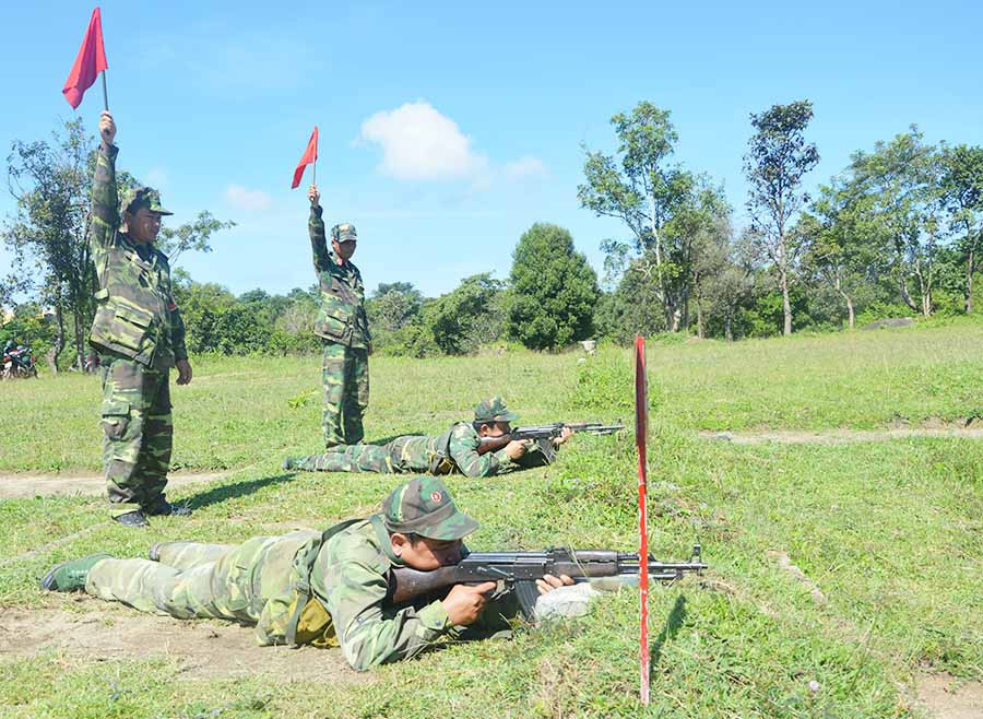  Cán bộ Ban CHQS huyện Đak Đoa huấn luyện cho lực lượng dự bị động viên. Ảnh: A.H