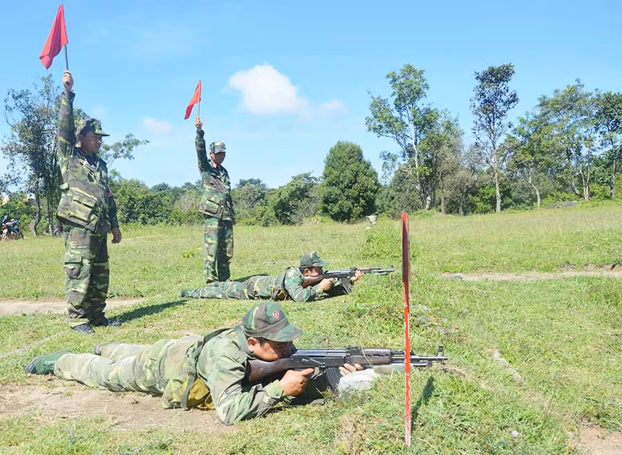  Cán bộ Ban CHQS huyện Đak Đoa huấn luyện cho lực lượng dự bị động viên. Ảnh: A.H