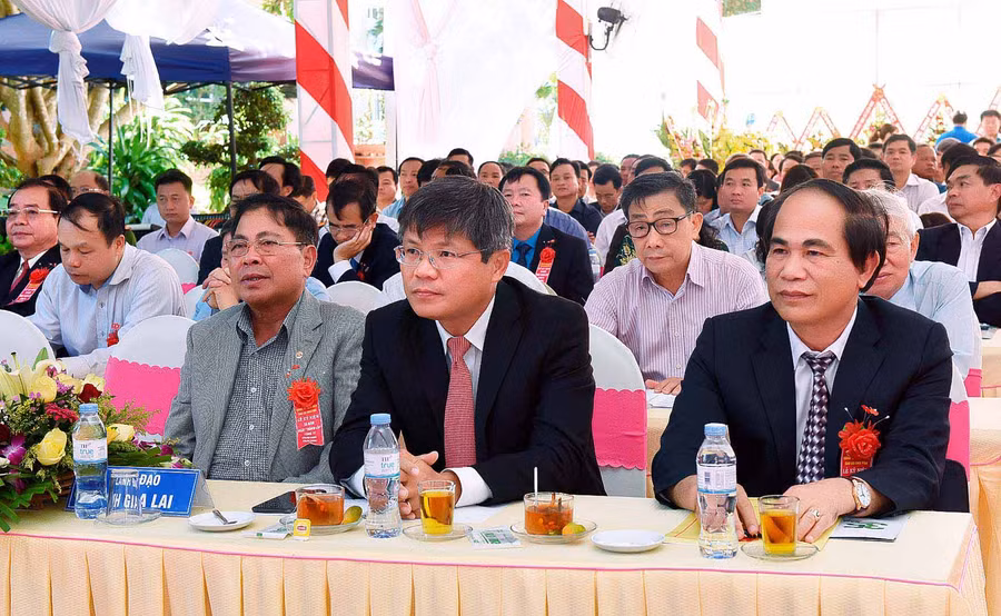 Lãnh đạo tỉnh Gia Lai và lãnh đạo Tập đoàn Công nghiệp Cao su Việt Nam dự lễ kỷ niệm. Ảnh: Đức Thụy