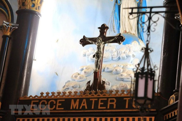 Nhà thờ gỗ Kon Tum với hơn 100 năm tuổi đời được làm bằng gỗ cà chít (sến đỏ) (trần và tường được xây bằng đất trộn rơm) theo kiến trúc Roman, phối hợp với kiến trúc nhà sàn của người Ba Na. (Ảnh: Thành Đạt/TTXVN)