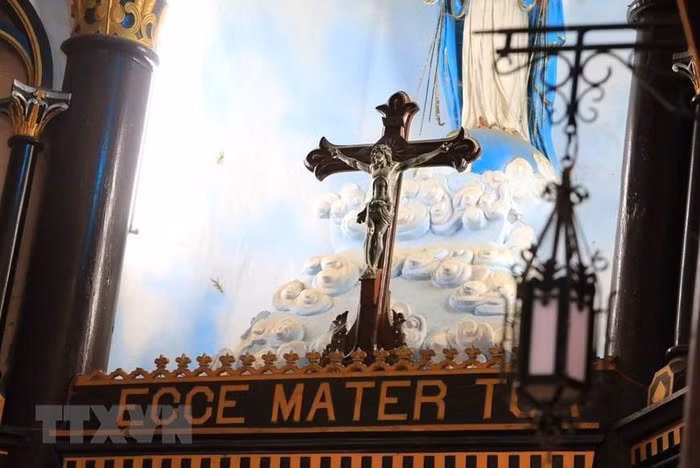 Nhà thờ gỗ Kon Tum với hơn 100 năm tuổi đời được làm bằng gỗ cà chít (sến đỏ) (trần và tường được xây bằng đất trộn rơm) theo kiến trúc Roman, phối hợp với kiến trúc nhà sàn của người Ba Na. (Ảnh: Thành Đạt/TTXVN) Nhà thờ gỗ Kon Tum với hơn 100 năm tuổi đời được làm bằng gỗ cà chít (sến đỏ) (trần và tường được xây bằng đất trộn rơm) theo kiến trúc Roman, phối hợp với kiến trúc nhà sàn của người Ba Na. (Ảnh: Thành Đạt/TTXVN)