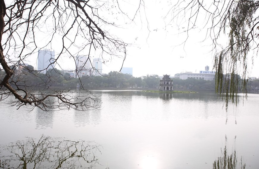 Hồ Gươm khúc giao mùa. (Ảnh: Anh Tuấn/TTXVN)