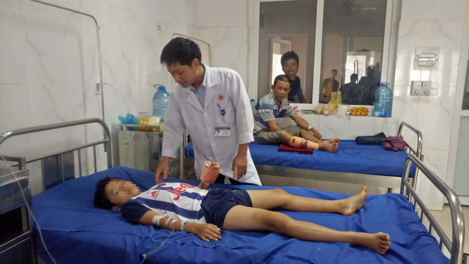 Cháu Tr.M.Ch. bị dập nát bàn tay vì điện thoại phát nổ