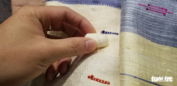 Tân cho biết chất liệu đũi tơ tằm thấm hút tốt, không bị mùi khi thấm mồ hôi - Ảnh: HÀ THANH