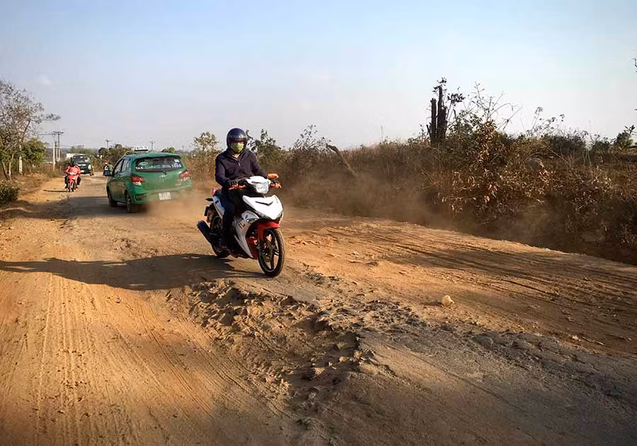  Đường liên huyện Pleiku-Đak Đoa-Chư Sê đoạn qua xã Dun xuống cấp nghiêm trọng, mặt đường hư hỏng gần hết. Ảnh: L.H
