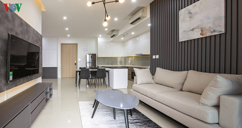 Căn hộ nằm trên tầng cao của một tòa chung cư, có diện tích 100m2 với hai phòng ngủ, là nơi ở của một gia đình trẻ hai thế hệ. Căn hộ nằm trên tầng cao của một tòa chung cư, có diện tích 100m2 với hai phòng ngủ, là nơi ở của một gia đình trẻ hai thế hệ.