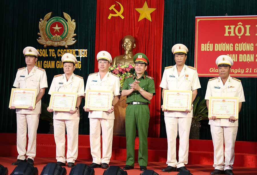 Thiếu tướng Nguyễn Văn Minh-Phó Cục trưởng Cục Cảnh sát quản lý trại giam, cơ sở giáo dục bắt buộc, trường giáo dưỡng (Bộ Công an) trao giấy khen cho các tập thể, cá nhân có thành tích xuất sắc trong phong trào thi đua “Vì an ninh Tổ quốc” giai đoạn 2015-2020. Ảnh: T.T