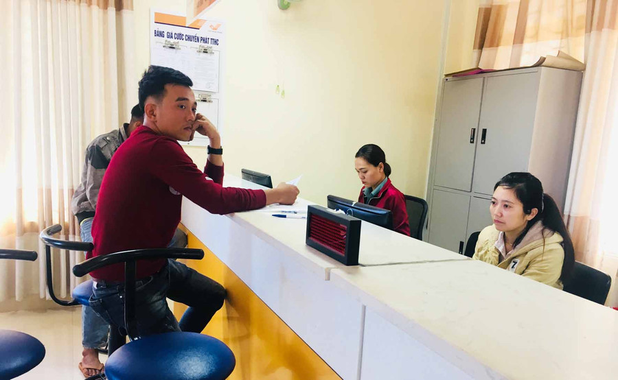 Người dân đến giao dịch tại bộ phận một cửa. Ảnh: Hà Phương Người dân đến giao dịch tại bộ phận một cửa. Ảnh: Hà Phương