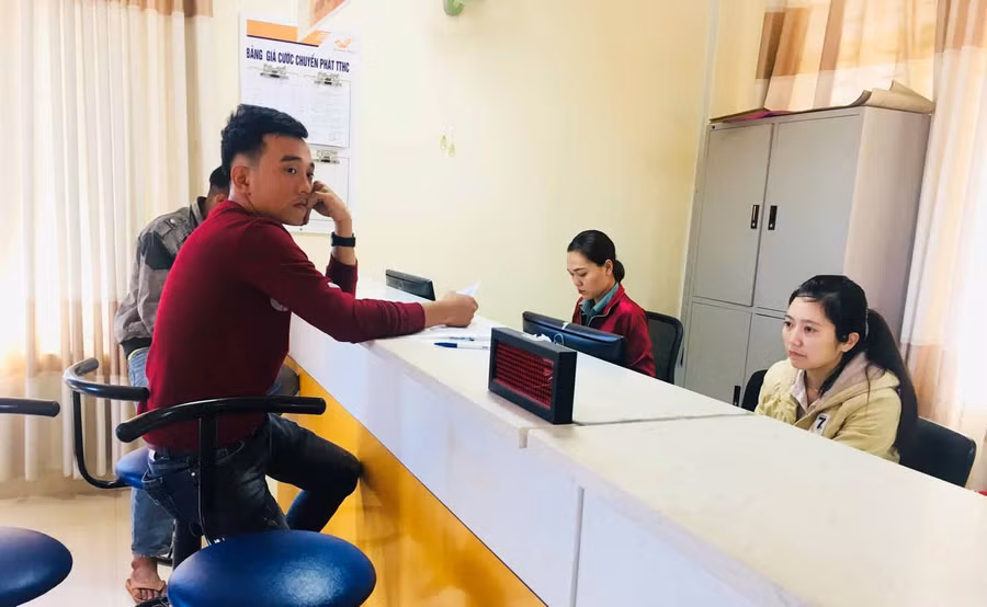 Người dân đến giao dịch tại bộ phận một cửa. Ảnh: Hà Phương