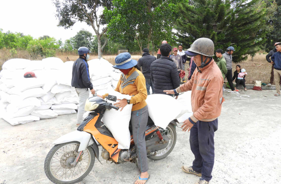 Người dân được nhận gạo cứu đói giáp hạt từ nguồn cứu trợ của Chính phủ. Ảnh: Thanh Nhật Người dân được nhận gạo cứu đói giáp hạt từ nguồn cứu trợ của Chính phủ. Ảnh: Thanh Nhật