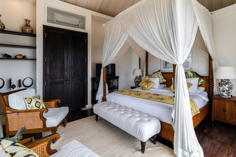 Phòng ngủ là sự tái hiện của thiên nhiên thông qua màu sắc. Nếu màu trắng thể hiện sắc của những bãi cát trải dài vô tận thì màu xanh dương lại là sự tái hiện của bầu trời, biển cả. Màu vàng đại diện cho ánh mặt trời.