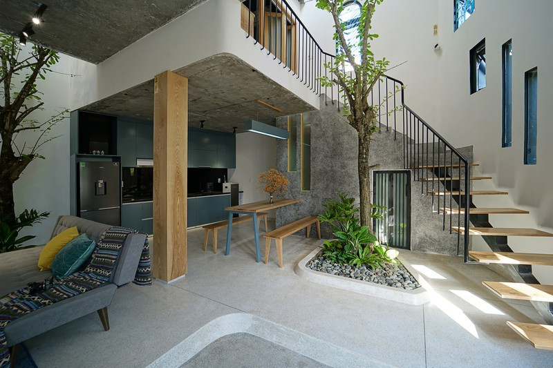 Bếp nấu đặt ở dưới tầng lửng để tiết kiệm diện tích. Bếp nấu đặt ở dưới tầng lửng để tiết kiệm diện tích.