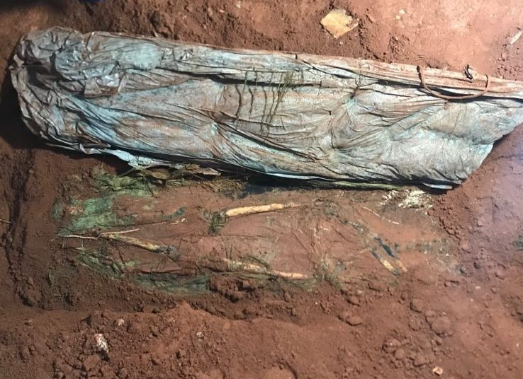  Hài cốt liệt sĩ được bọc trong tăng, võng. Ảnh: H.Minh.