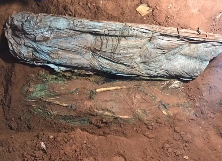  Hài cốt liệt sĩ được bọc trong tăng, võng. Ảnh: H.Minh.