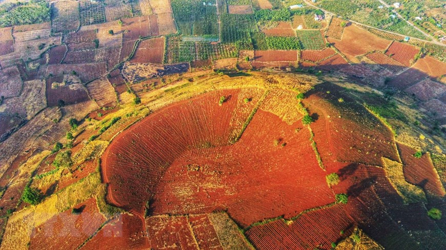 Cách trung tâm Gia Lai khoảng 30 km về hướng đông bắc, thuộc địa phận huyện Chư Pah, vào mỗi mùa, núi lửa Chư Đăng Ya mang một sắc màu riêng. (Ảnh: Thành Đạt/TTXVN) Cách trung tâm Gia Lai khoảng 30 km về hướng đông bắc, thuộc địa phận huyện Chư Pah, vào mỗi mùa, núi lửa Chư Đăng Ya mang một sắc màu riêng. (Ảnh: Thành Đạt/TTXVN)