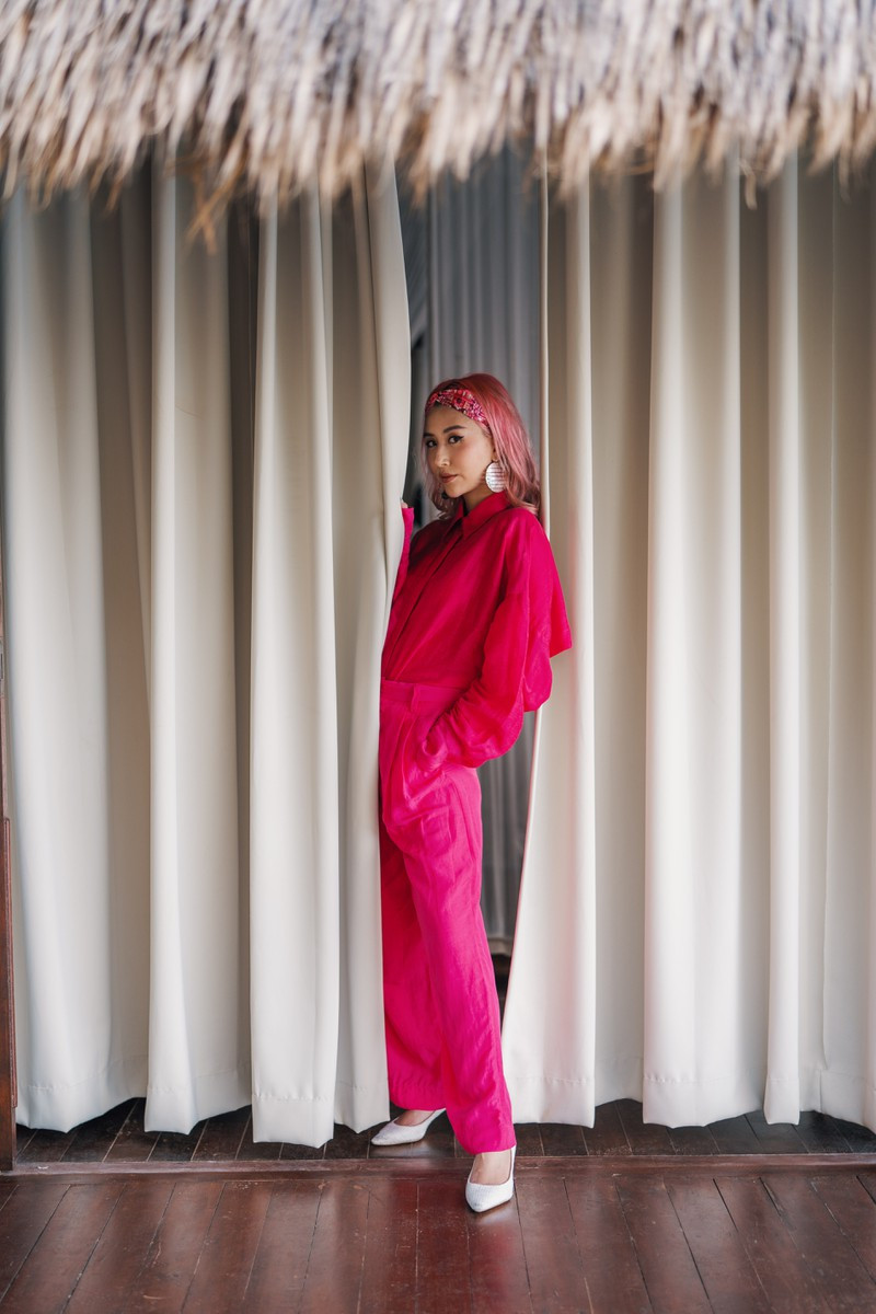 Không ngừng tìm kiếm và không ngại thử những phong cách thời trang mới, Quỳnh Anh Shyn thu hút sự chú ý bởi chính nguồn năng lượng tỏa ra từ mình. Không ngừng tìm kiếm và không ngại thử những phong cách thời trang mới, Quỳnh Anh Shyn thu hút sự chú ý bởi chính nguồn năng lượng tỏa ra từ mình.