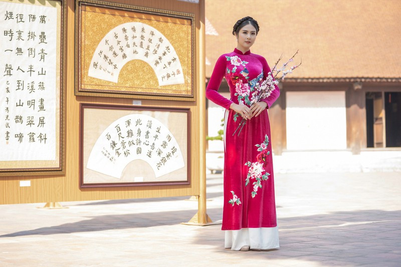 Với bộ sưu tập này, Ngọc Hân khai thác chủ yếu chất liệu nhung the vốn được phụ nữ xưa yêu thích. 