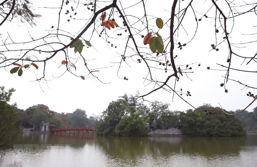 Hồ Gươm khúc giao mùa. (Ảnh: Anh Tuấn/TTXVN)