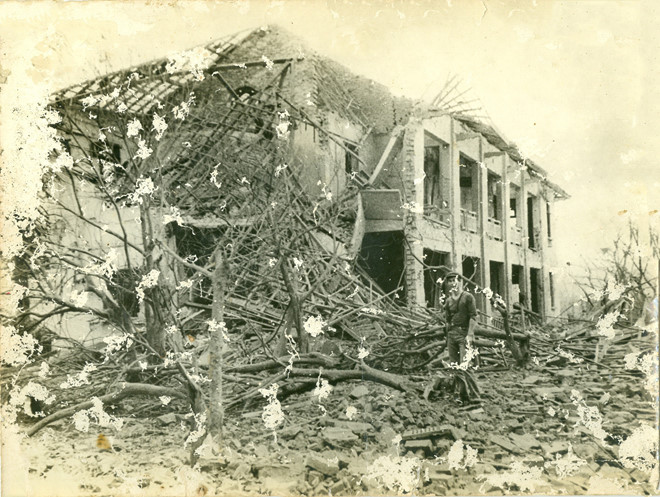 Khu tập thể nhà máy Điện Lào Cai bị tàn phá - Ảnh: Tư liệu của tác giả