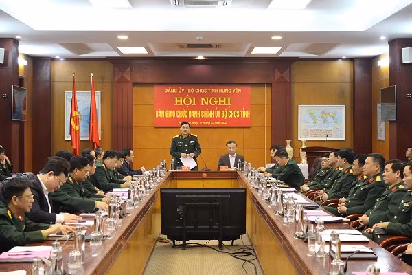 Hội nghị bàn giao chức danh Chính ủy Bộ Chỉ huy Quân sự tỉnh Hưng Yên.