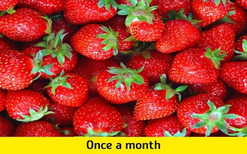 Dâu tây: Lựa chọn những quả dâu tây chín và nghiền nhuyễn rồi thoa hỗn hợp thu được lên răng trong vòng vài phút.